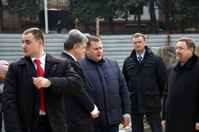Больницы и строительство метрополитена: что делал Петр Порошенко в Днепре 11