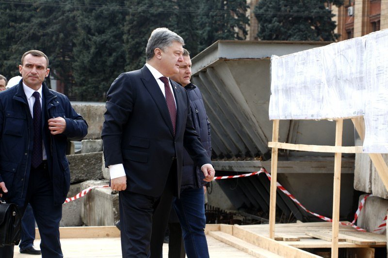 Больницы и строительство метрополитена: что делал Петр Порошенко в Днепре 12