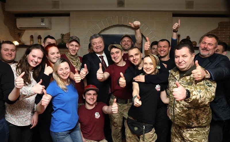 В Днепре Президента накормили патриотичной пиццей 1