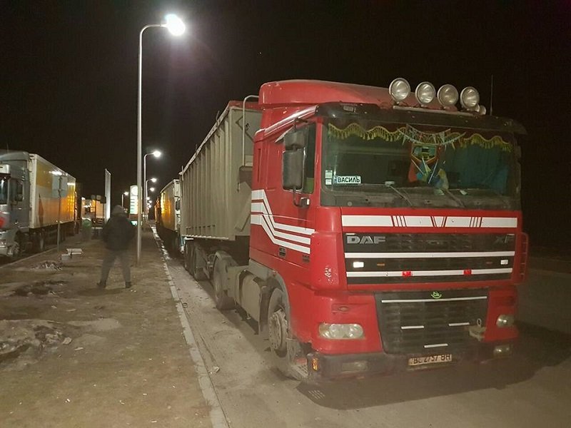 Львовский мусор возвращается: под Днепром задержали 11 фур с отходами 1