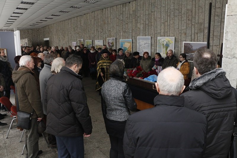 Жители Днепра попрощались с известным скульптором Василием Мирошниченко 2