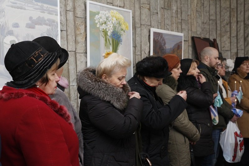 Жители Днепра попрощались с известным скульптором Василием Мирошниченко 5