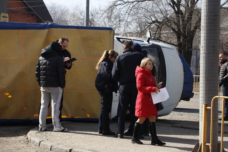 На Рабочей перевернулась Газель: движение трамваев заблокировано 2