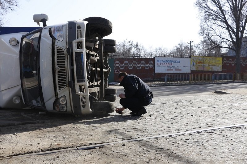 На Рабочей перевернулась Газель: движение трамваев заблокировано 4