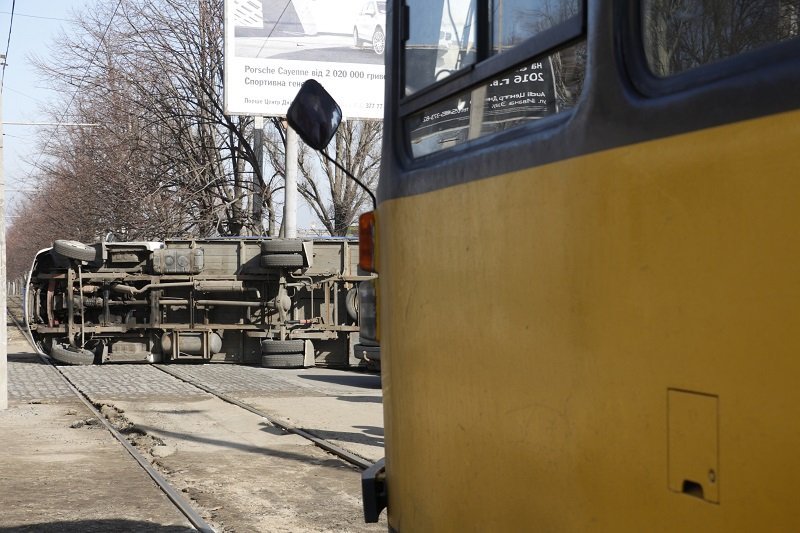 На Рабочей перевернулась Газель: движение трамваев заблокировано 7