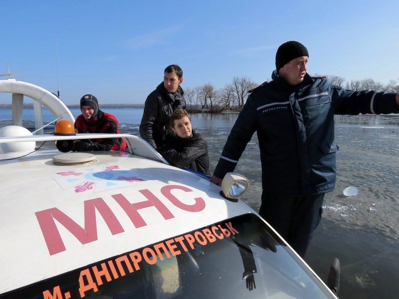 Упрямые рыбаки и настойчивые спасатели: как прошел рейд МЧСников по Днепру 1