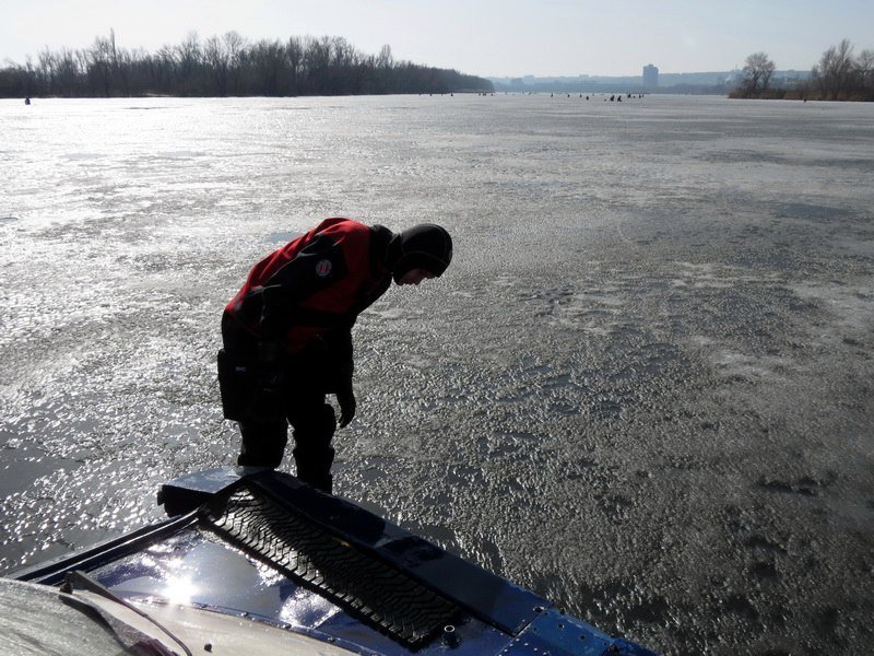 Упрямые рыбаки и настойчивые спасатели: как прошел рейд МЧСников по Днепру 5