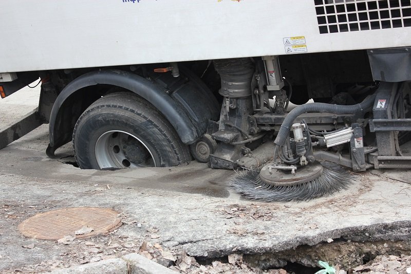 В Днепре автомобиль дорожных коммунальщиков провалился в асфальт 4