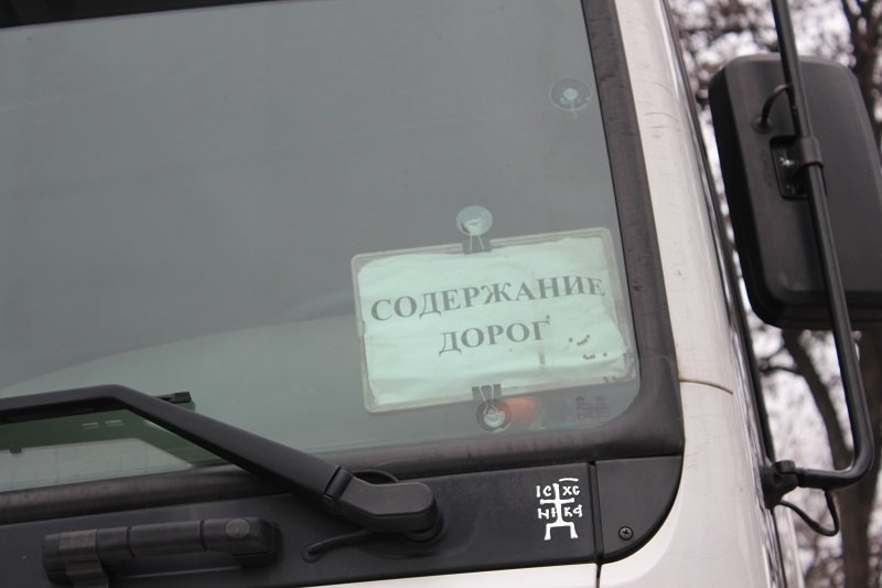 В Днепре автомобиль дорожных коммунальщиков провалился в асфальт 6