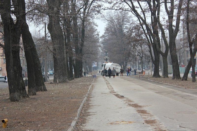 В Днепре автомобиль дорожных коммунальщиков провалился в асфальт 8