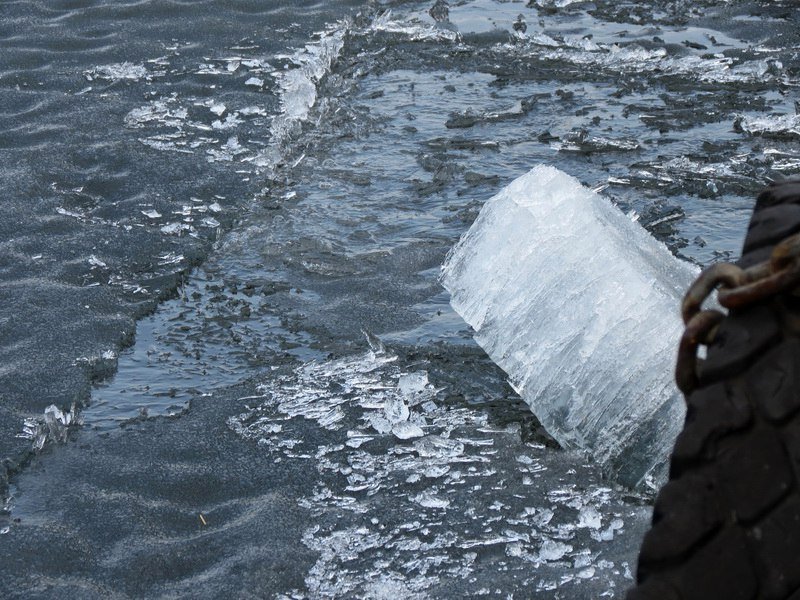 Спасение от наводнения: на Днепре провели ледокольные работы 3