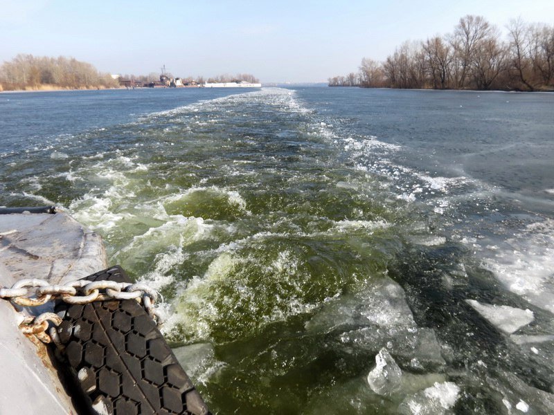 Спасение от наводнения: на Днепре провели ледокольные работы 5