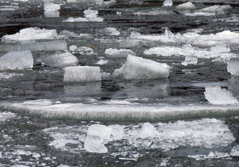 Спасение от наводнения: на Днепре провели ледокольные работы 6