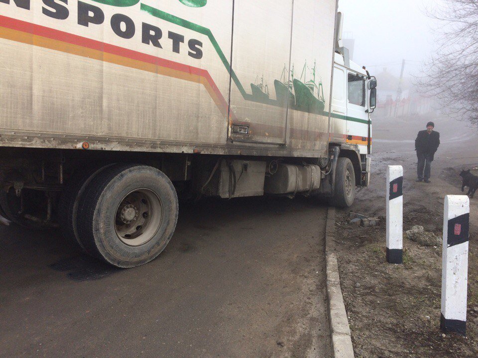 В Диевке вместо асфальта - грязь: возле Ж/Д переезда провалились фуры 3