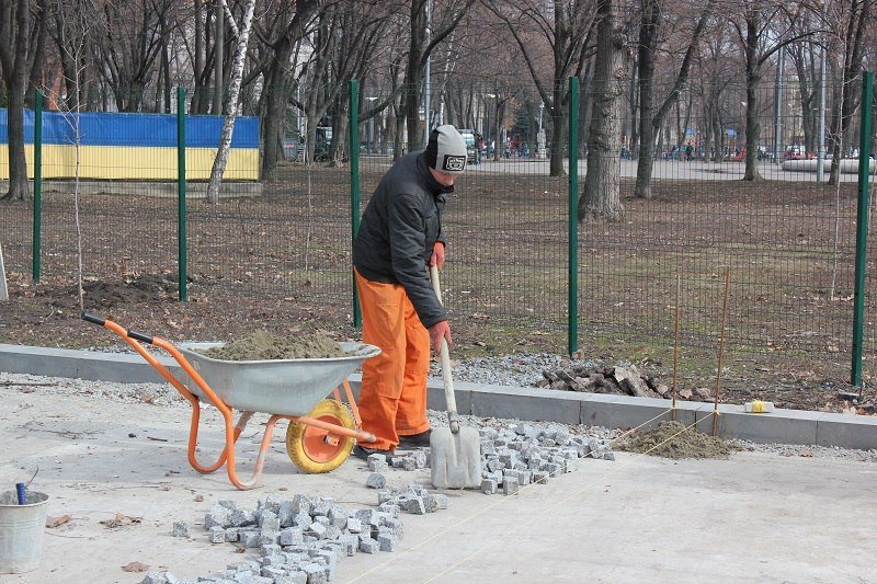 В Днепре реставрируют Аллею героев АТО: как проходят строительные работы 12