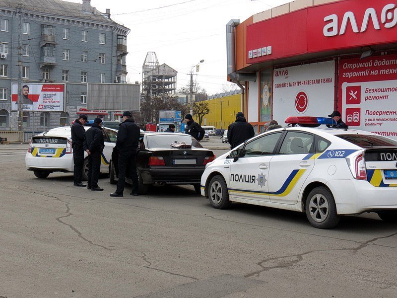 Заварушки возле железнодорожного вокзала: почему три полицейских патруля окружили легковушку 3