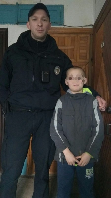 В Днепре патрульные помогли потерявшемуся мальчику добраться домой 1