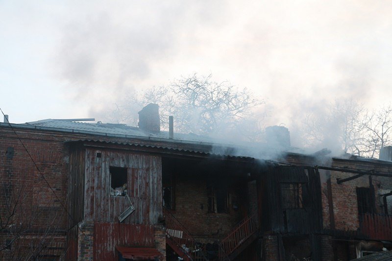 В Днепре, недалеко от бизнес-центра "Куб", горел жилой дом 14