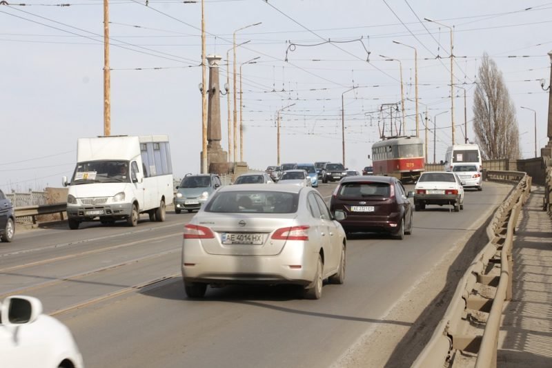 В Днепре перекрыли Новый мост: смотрите, насколько загружен Старый мост 3
