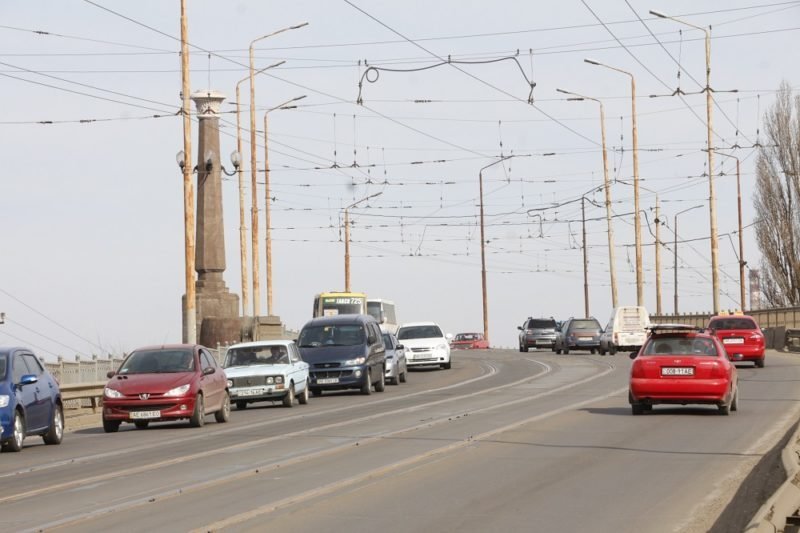 В Днепре перекрыли Новый мост: смотрите, насколько загружен Старый мост 4