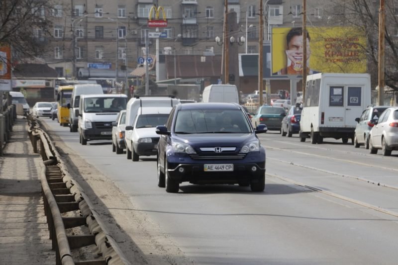 В Днепре перекрыли Новый мост: смотрите, насколько загружен Старый мост 5