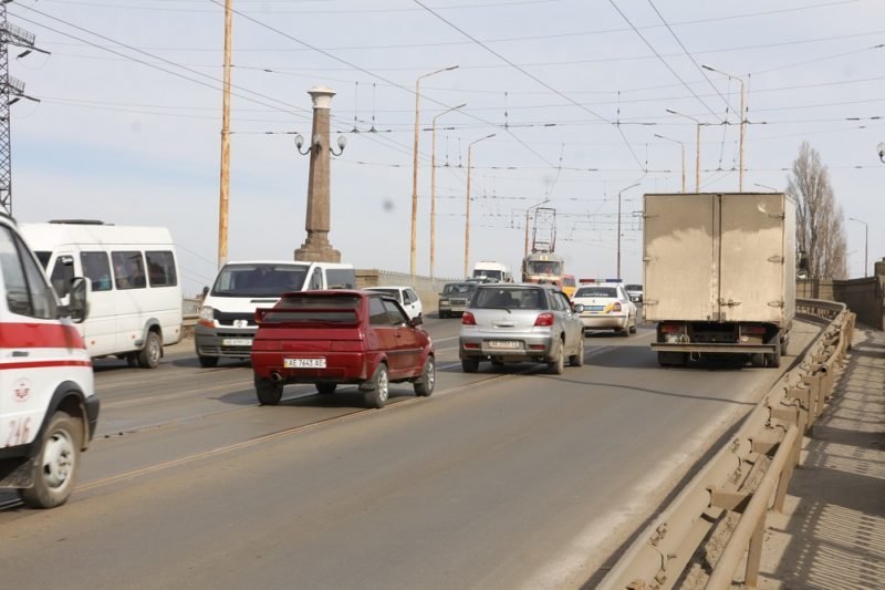 В Днепре перекрыли Новый мост: смотрите, насколько загружен Старый мост 6