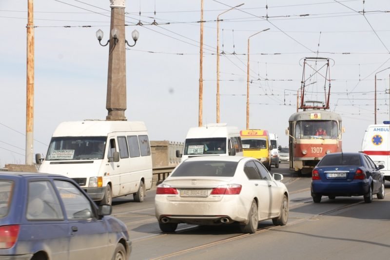 В Днепре перекрыли Новый мост: смотрите, насколько загружен Старый мост 7