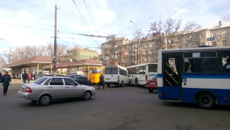 Транспортный коллапс в Днепре: две маршрутки столкнулись в ДТП 1