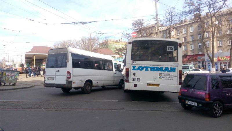 Транспортный коллапс в Днепре: две маршрутки столкнулись в ДТП 2
