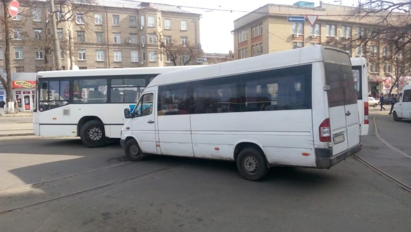 Транспортный коллапс в Днепре: две маршрутки столкнулись в ДТП 3