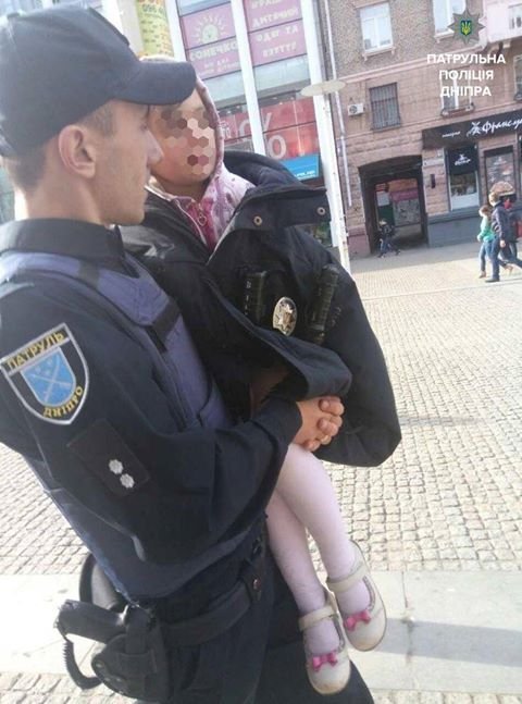 В Днепре патрульные нашли родителей потерявшегося ребенка 1