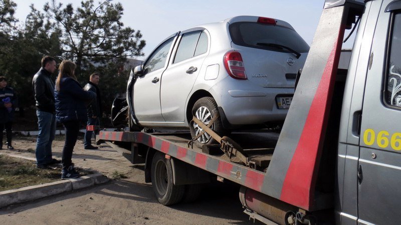 Кто в лес, кто по дрова: в Днепре девушка на Nissan снесла три елки 2