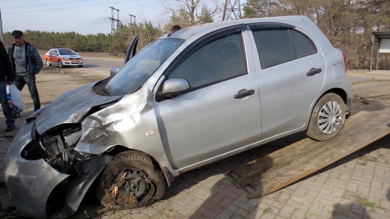 Кто в лес, кто по дрова: в Днепре девушка на Nissan снесла три елки 7