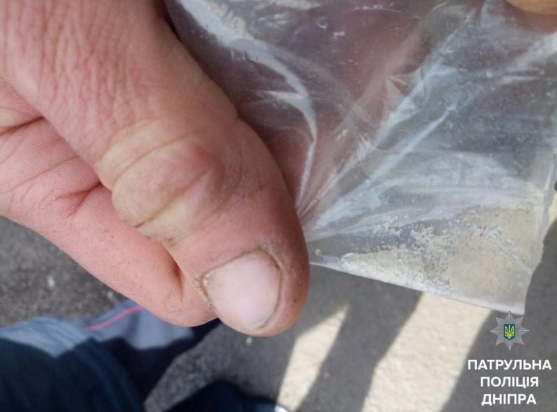 В Днепре патрульные задержали пешехода с наркотиками и украденными вещами 2
