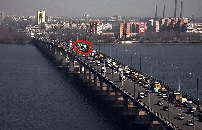 На Новом мосту огромная пробка: выбирайте альтернативные маршруты 1