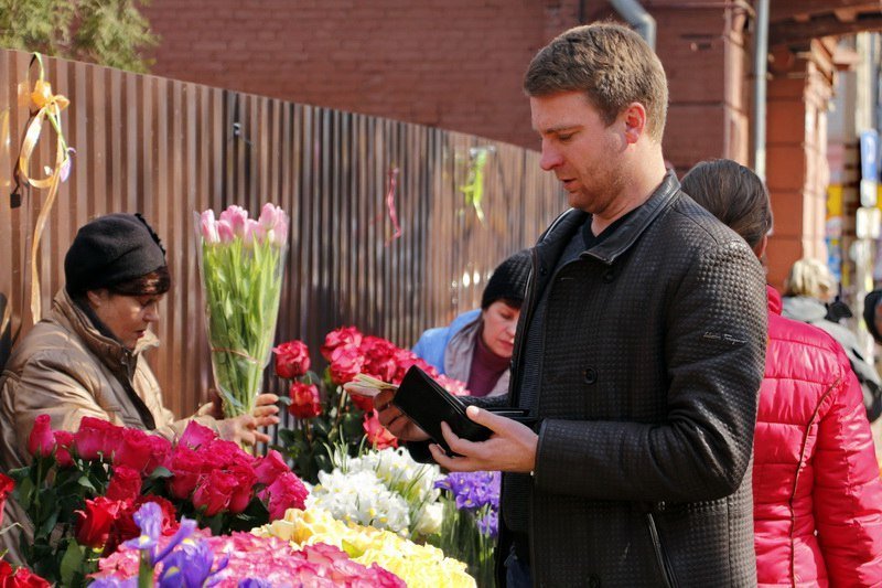 Сколько стоит порадовать девушку: цены на цветы в преддверии 8 марта 12