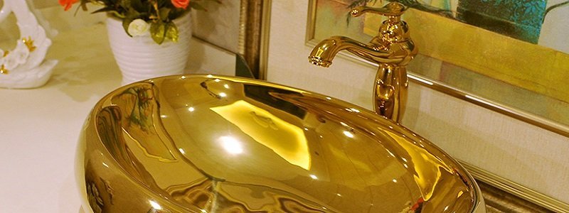По следам золотого батона: в Днепре у чиновника нашли золотой умывальник и именные часы от Путина