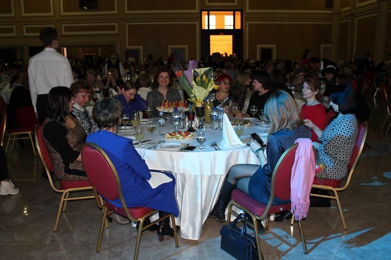 Вино, канапе и музыка: как в Днепре поздравляли женщин с 8 марта 1