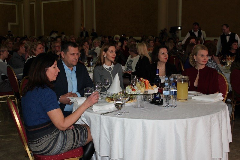 Вино, канапе и музыка: как в Днепре поздравляли женщин с 8 марта 2