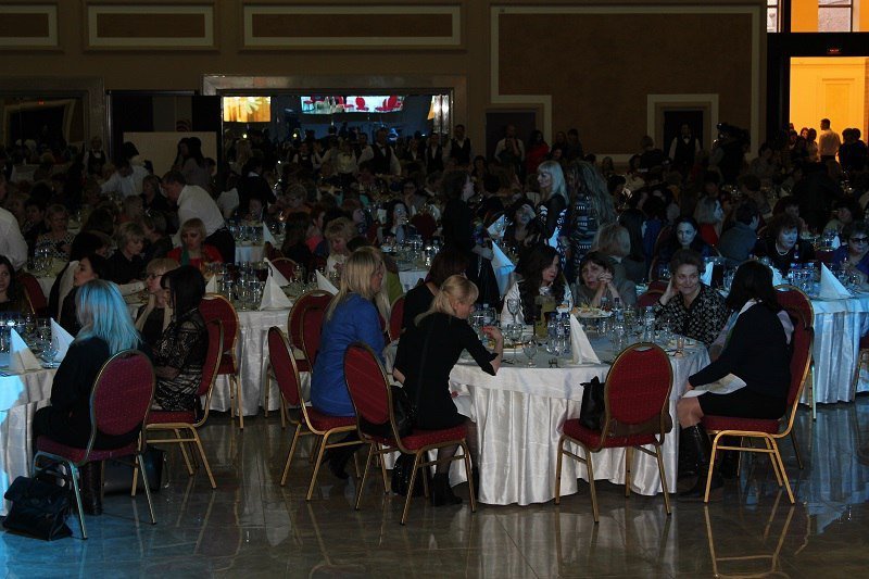 Вино, канапе и музыка: как в Днепре поздравляли женщин с 8 марта 3