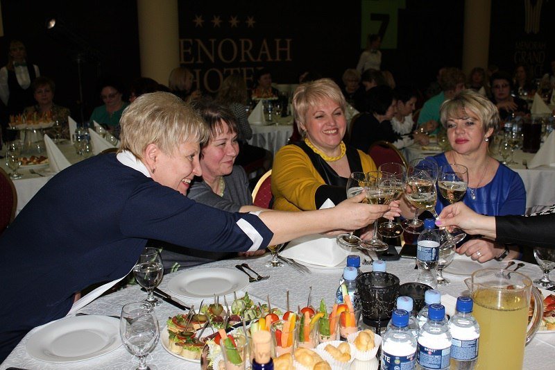 Вино, канапе и музыка: как в Днепре поздравляли женщин с 8 марта 5