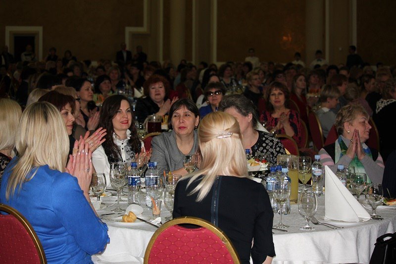 Вино, канапе и музыка: как в Днепре поздравляли женщин с 8 марта 8