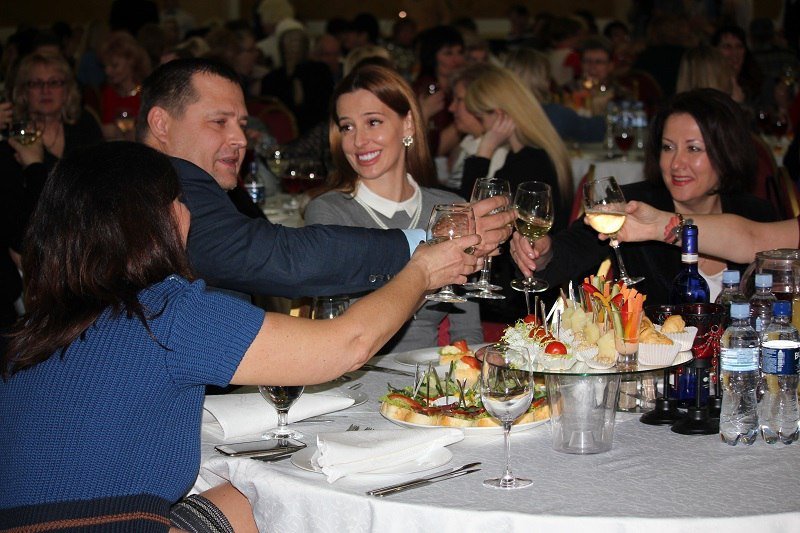 Вино, канапе и музыка: как в Днепре поздравляли женщин с 8 марта 9