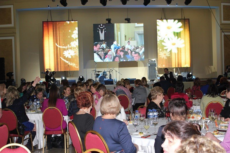 Вино, канапе и музыка: как в Днепре поздравляли женщин с 8 марта 10