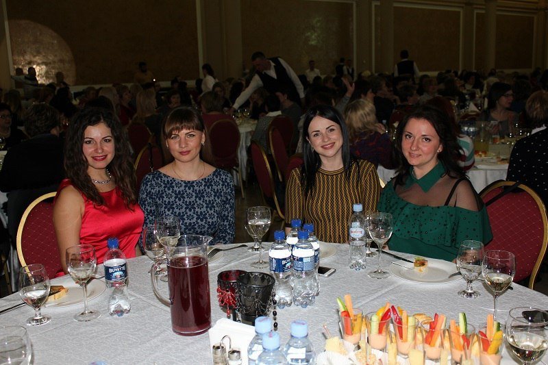 Вино, канапе и музыка: как в Днепре поздравляли женщин с 8 марта 11