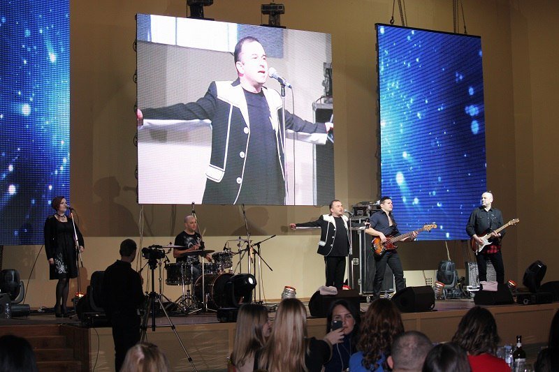 Вино, канапе и музыка: как в Днепре поздравляли женщин с 8 марта 15