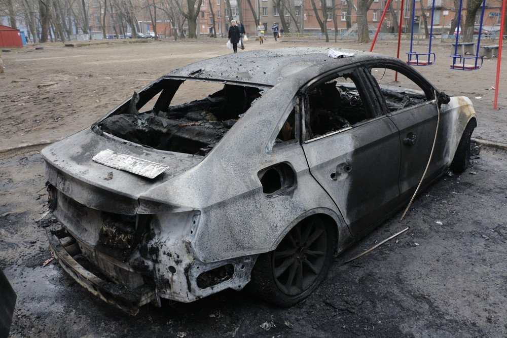 Неприятный подарок: на 12 квартале девушке сожгли Audi 7