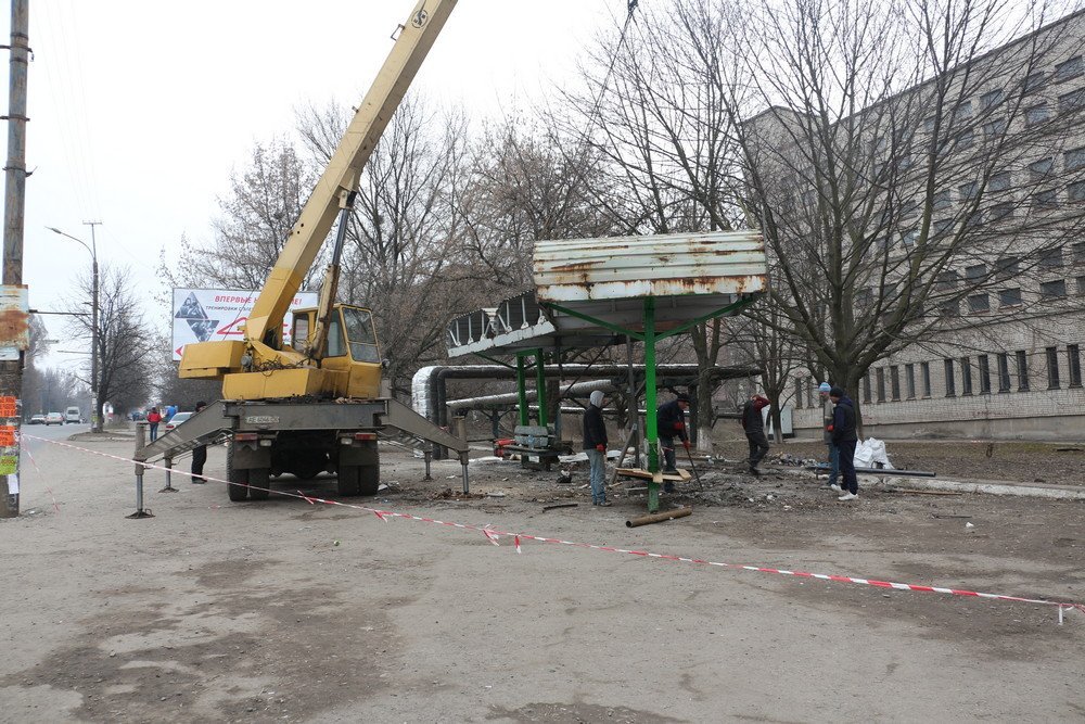 На Тополе восстанавливают упавшую остановку 1
