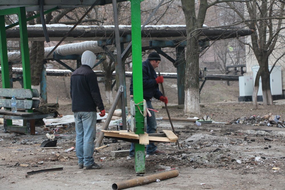 На Тополе восстанавливают упавшую остановку 2