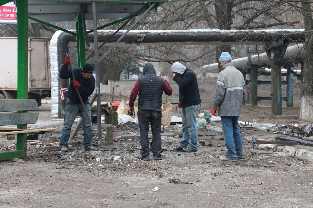 На Тополе восстанавливают упавшую остановку 3
